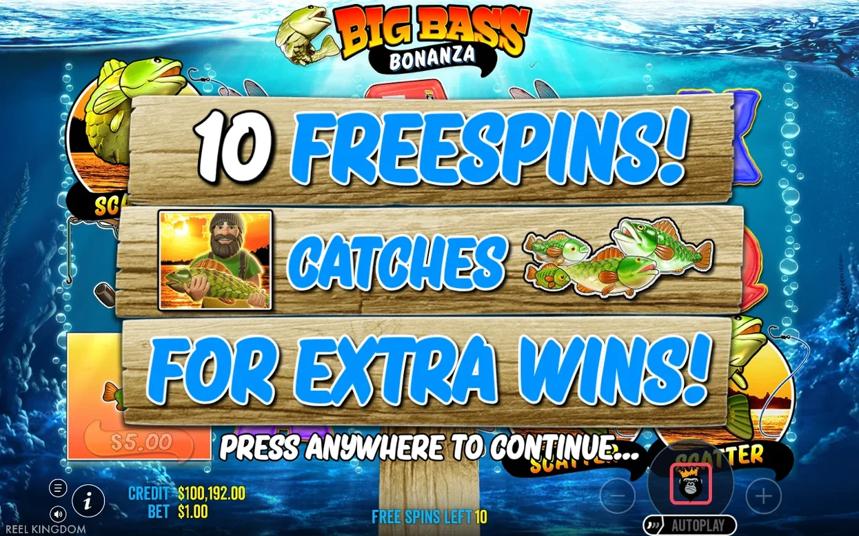Annuncio dei Free Spins con banner in legno '10 FREESPINS!', il pescatore Wild e pesci bonus